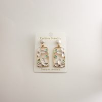 گوشواره میناکاری گل سفید