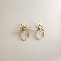 گوشواره میخی گل سفید صدفی میناکاری