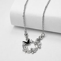 گردنبند جواهری طرح پروانه و تاج با آبکاری نقره‌ای